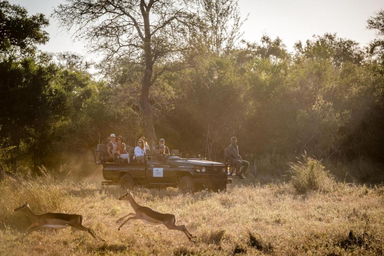Umkumbe Bush Lodge - Luxury Tented Camp เขตอนุรักษ์พันธุ์สัตว์ป่าซาบีแซนด์ ภายนอก รูปภาพ